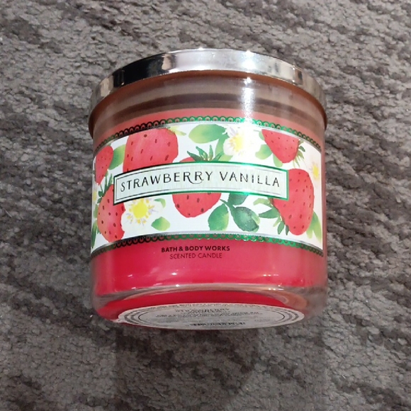 Discontinued Bath & Body Works Strawberry Vanilla Candle - Red